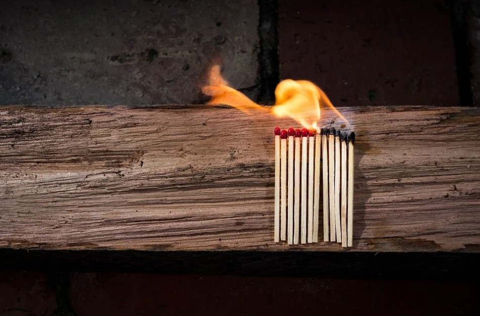 Vyras dėl namo padegimo uždarytas į areštinę