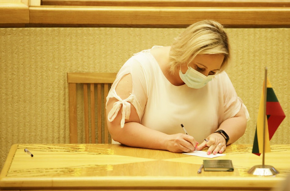 Seime pasižadėjimus davė apygardų rinkimų komisijų pirmininkai