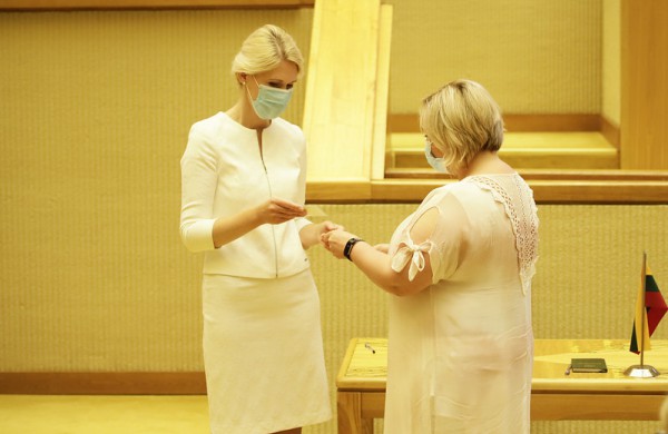 Seime pasižadėjimus davė apygardų rinkimų komisijų pirmininkai