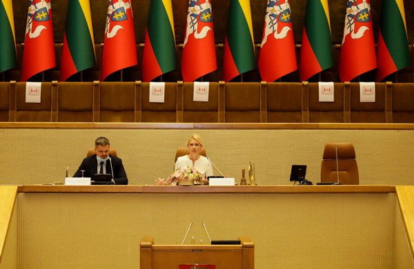 Seime pasižadėjimus davė apygardų rinkimų komisijų pirmininkai