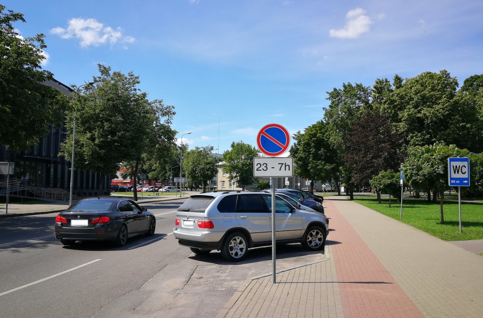 Vairuotojas Egidijus: „Parkavimo aikštelę „puošia“ nelabai tinkamas kelio ženklas“