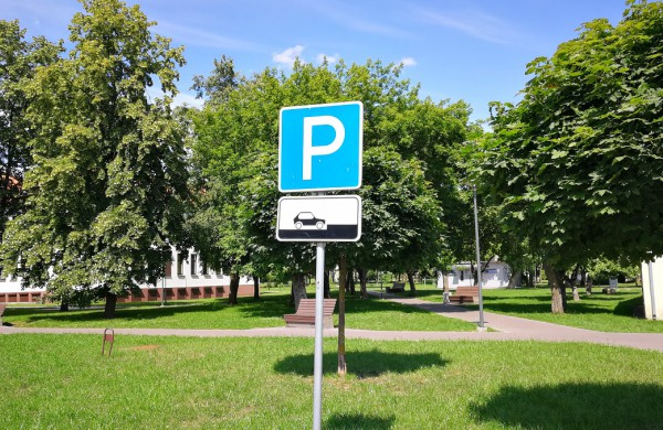 Vairuotojas Egidijus: „Parkavimo aikštelę „puošia“ nelabai tinkamas kelio ženklas“