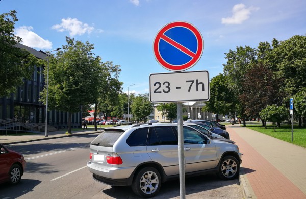 Vairuotojas Egidijus: „Parkavimo aikštelę „puošia“ nelabai tinkamas kelio ženklas“