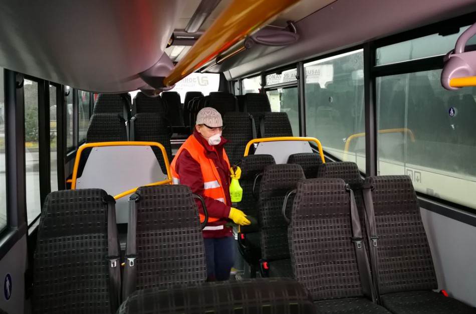 Viešajame transporte rekomenduojama dėvėti kaukes