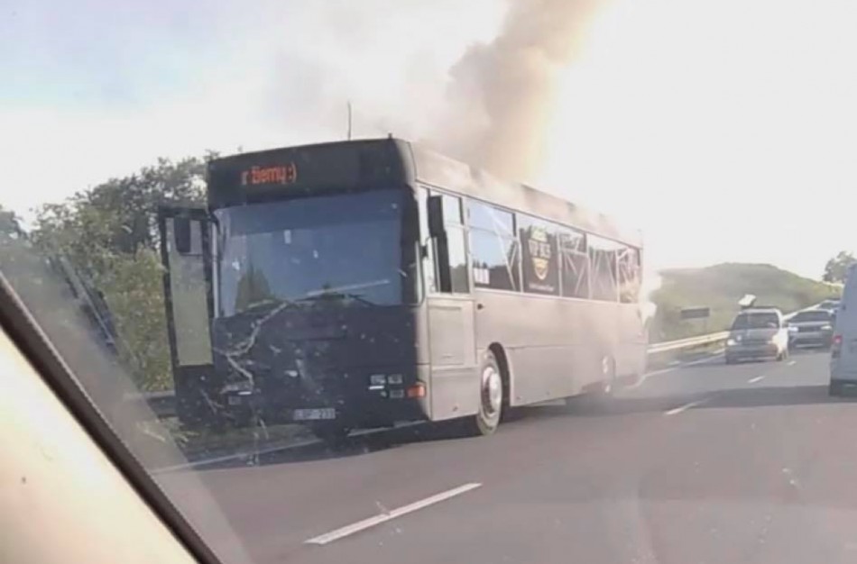 Kelyje užsidegė autobusas