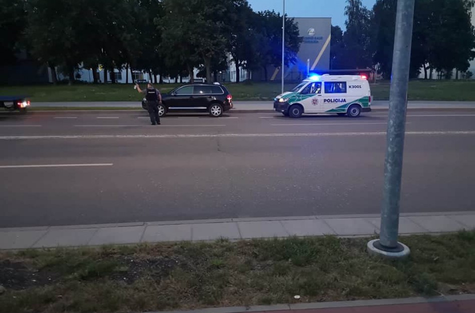 Girto vairuotojo kelionė baigėsi akistata su policijos pareigūnais