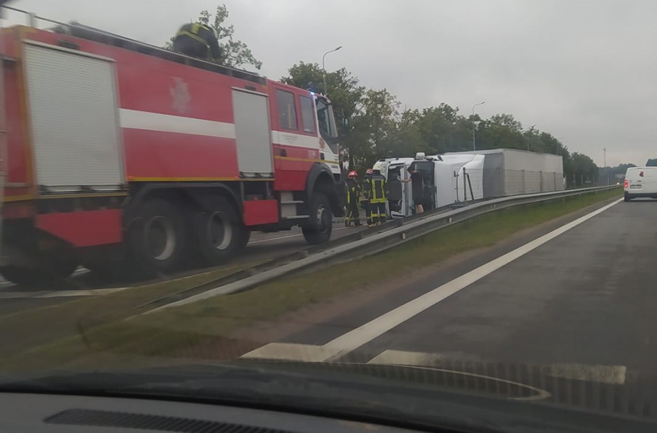Kelyje Jonava - Kaunas apvirto vilkikas: į įvykio vietą iškviesti ir medikai, ir ugniagesiai gelbėtojai