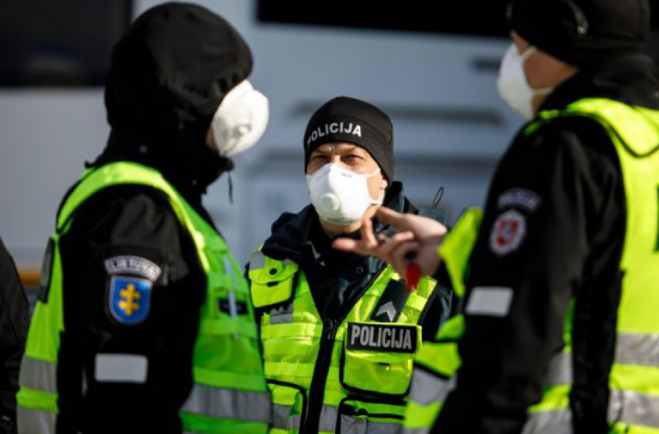 Skaitytojai pastebėjo dėl kaukių pirkėjus drausminančius policininkus: ar nedrausmingiesiems skirtos baudos?