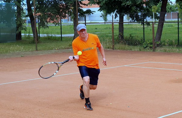 Finišavo tradicinis teniso turnyras Jonavos garbės piliečio Jono Sirvydžio taurei laimėti