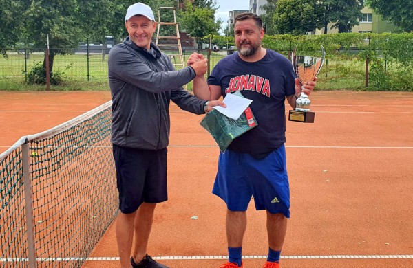 Finišavo tradicinis teniso turnyras Jonavos garbės piliečio Jono Sirvydžio taurei laimėti
