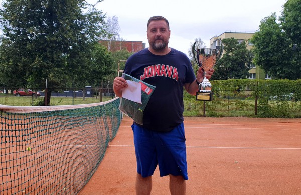 Finišavo tradicinis teniso turnyras Jonavos garbės piliečio Jono Sirvydžio taurei laimėti