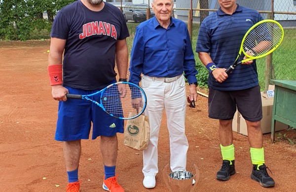 Finišavo tradicinis teniso turnyras Jonavos garbės piliečio Jono Sirvydžio taurei laimėti