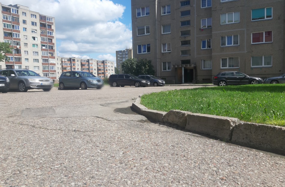 Daugiabučių gyventojus pykdo savanaudiškas vairuotojų elgesys