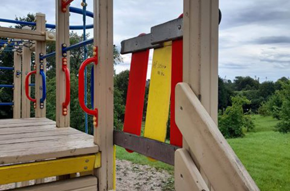 Pranešimas apie sulūžusius žaidimų įrengimus priminė dar vieną problemą: ar mokame tausoti miesto turtą?