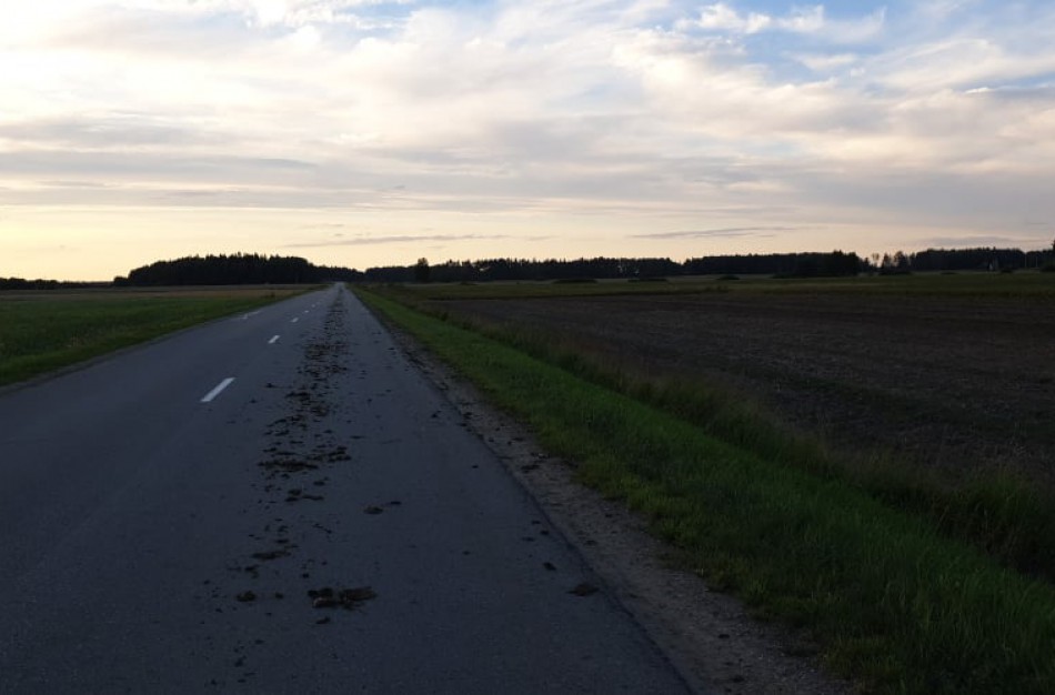 Gyventojai piktinasi ūkininkų teršiamais keliais: baiminamasi dėl kitų eismo dalyvių