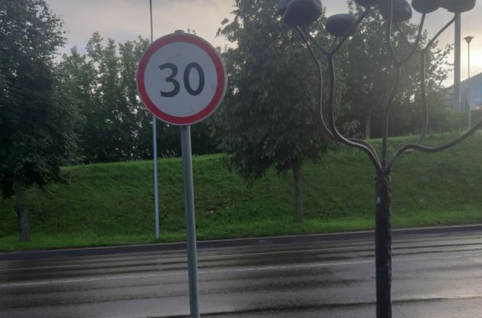 Laikini kelio ženklai Žeimių gatvėje buvo nukabinti, tačiau neilgam