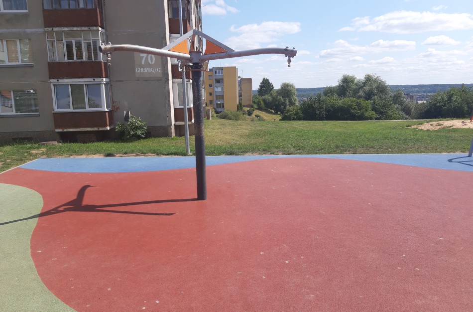 Vaikų žaidimų aikštelėje susižalojus mergaitei, vienos supynės - nukabintos