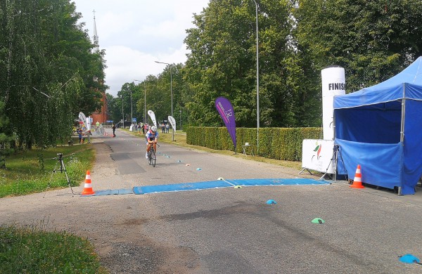 Dviratininkai Katažina Sosna ir Evaldas Šiškevičius čempioniškai pasveikino savo trenerį     