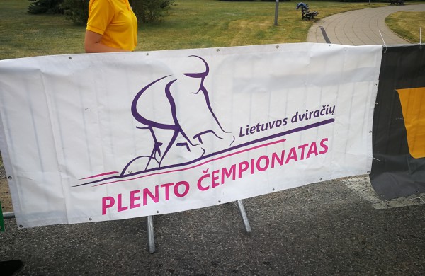 Dviratininkai Katažina Sosna ir Evaldas Šiškevičius čempioniškai pasveikino savo trenerį     