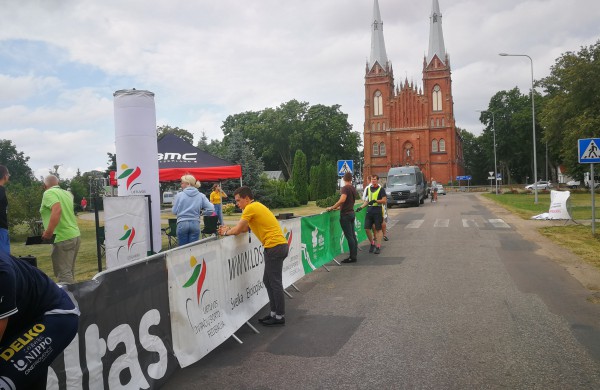 Dviratininkai Katažina Sosna ir Evaldas Šiškevičius čempioniškai pasveikino savo trenerį     