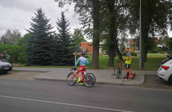 Dviratininkai Katažina Sosna ir Evaldas Šiškevičius čempioniškai pasveikino savo trenerį     