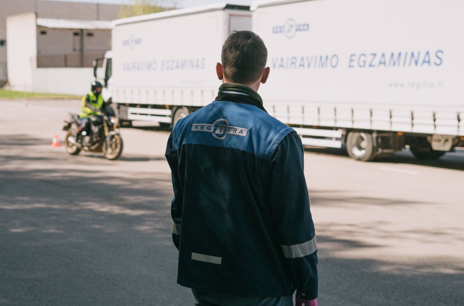 Kodėl motociklininkams svarbu mokėti manevruoti ne tik greitai, bet ir lėtai?