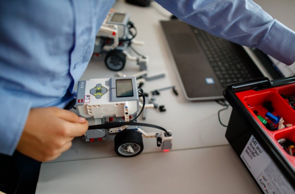 Naujiems mokslo metams - kompiuteriai mokytojams, edukacinės priemonės pradinukams