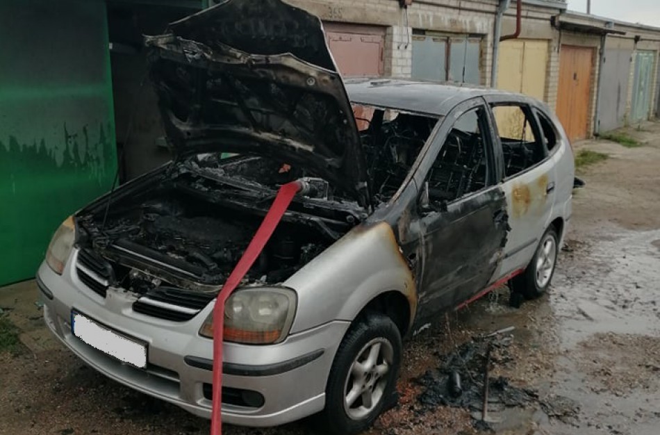 Dėl neatsargaus transporto priemonės savininko elgesio, užsiliepsnojo jo paties automobilis