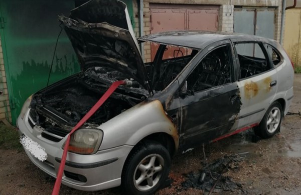 Dėl neatsargaus transporto priemonės savininko elgesio, užsiliepsnojo jo paties automobilis