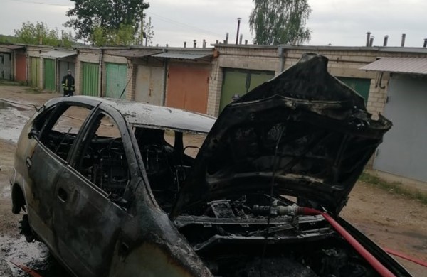 Dėl neatsargaus transporto priemonės savininko elgesio, užsiliepsnojo jo paties automobilis