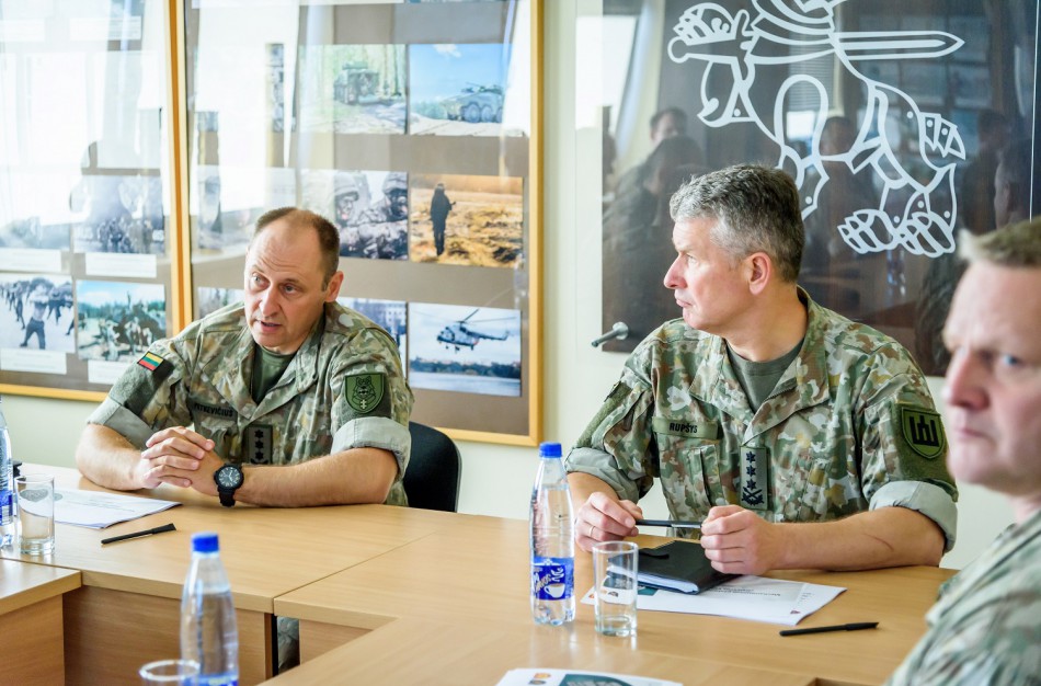 Kariuomenės vadas lankė brigadą „Geležinis vilkas“ ir Mokomąjį pulką