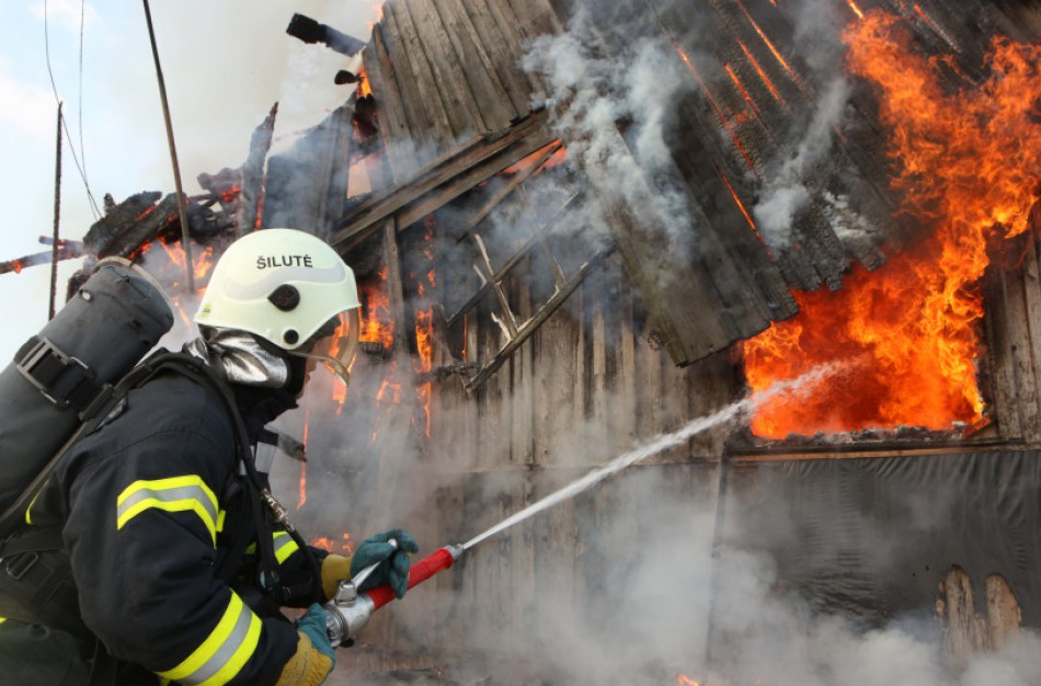 Ugniagesiai ragina nelaukti gaisro, o kuo greičiau įsigyti dūmų detektorių