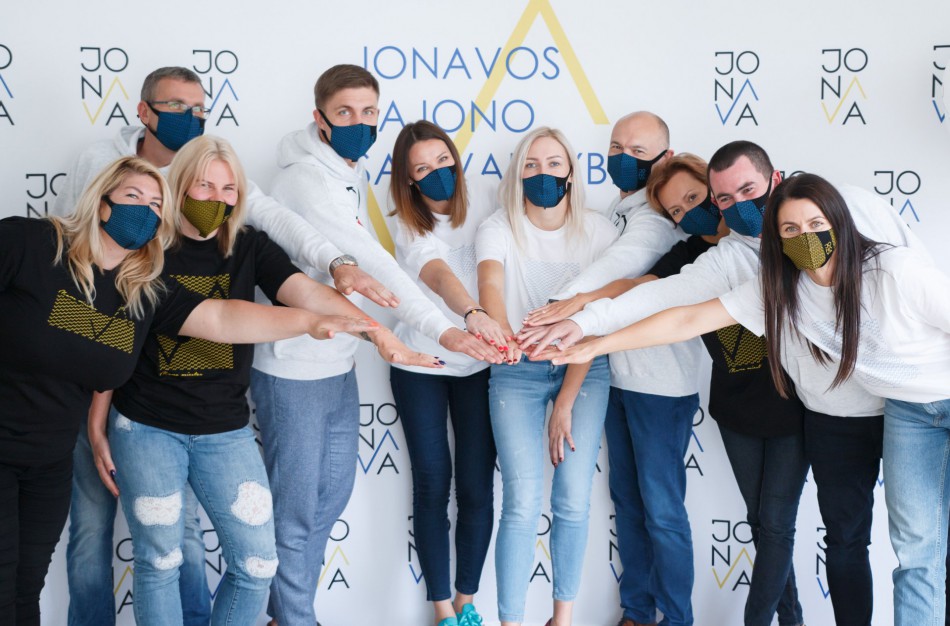 Pristatytas rajono savivaldybės logotipas ir atnaujinta svetainė, knygynas prekiaus Jonavos atributais