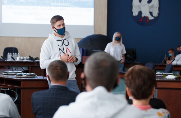 Pristatytas rajono savivaldybės logotipas ir atnaujinta svetainė, knygynas prekiaus Jonavos atributais