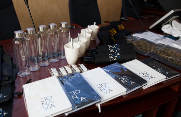 Pristatytas rajono savivaldybės logotipas ir atnaujinta svetainė, knygynas prekiaus Jonavos atributais