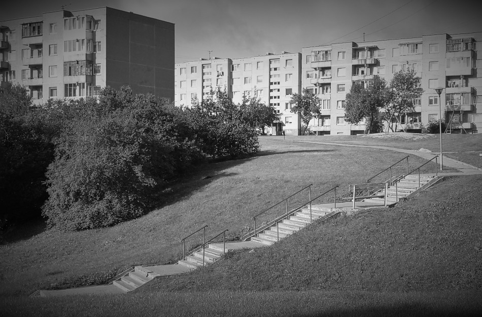 Ant laiptų Rimkuose užpultos penkiolikmetės: piktas pokštas ar nusikaltimas - policija ragina tokių įvykių neignoruoti 