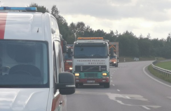 A6 kelyje - gelbėjimo tarnybų sujudimas: vairuotojų prašoma kantrybės