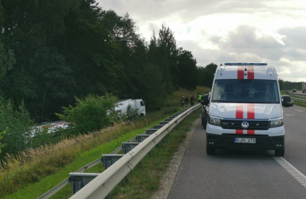 A6 kelyje - gelbėjimo tarnybų sujudimas: vairuotojų prašoma kantrybės