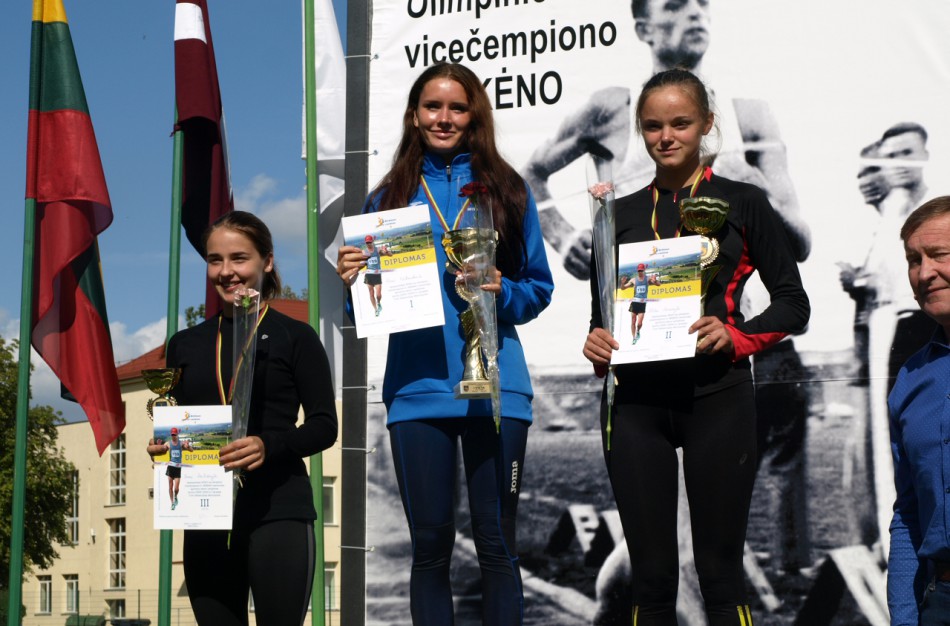 Pergalingi startai A.Mikėno memorialo sportinio ėjimo varžybose