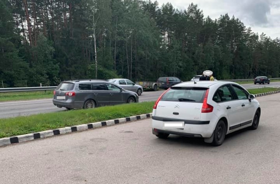 Girtas „VW Passat“ vairuotojas atsitrenkė į motociklininką