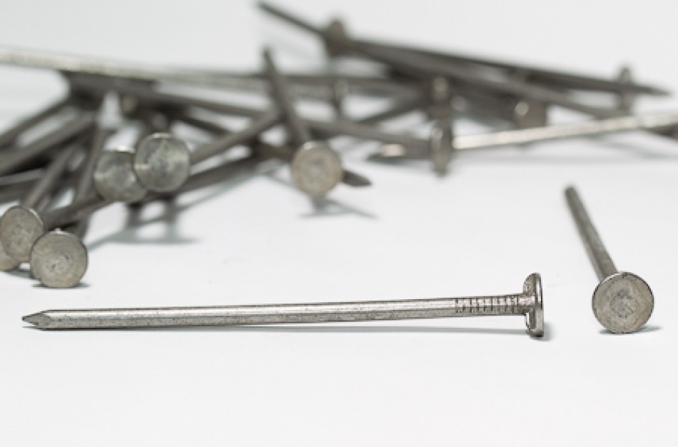 Ant kelio išbertos vinys vairuotojams pridarė nuostolių