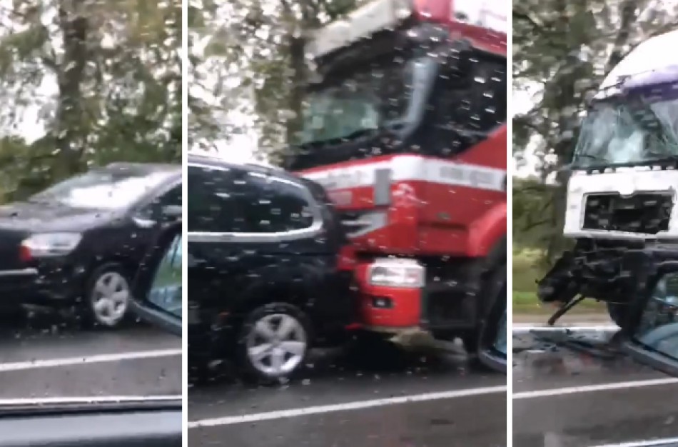 Rytinio piko metu susidūrė 4 transporto priemonės: du vilkikai ir du lengvieji automobiliai
