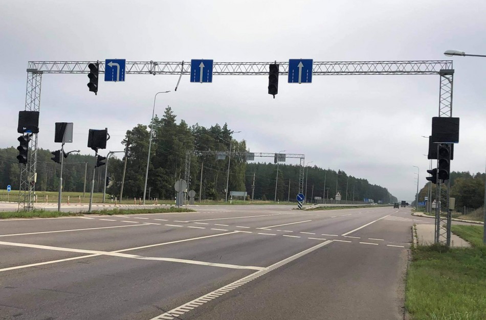 Jonava - Kaunas kelyje įrengti šviesoforai – lyg butaforiniai: gyventojai baiminasi dėl saugumo
