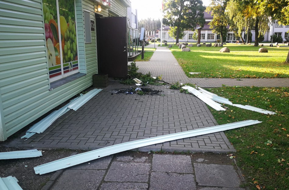 Suniokoti pastatai, sudegintas kandidato plakatas: vandalizmo aktas, ar piktas politinis žaidimas?