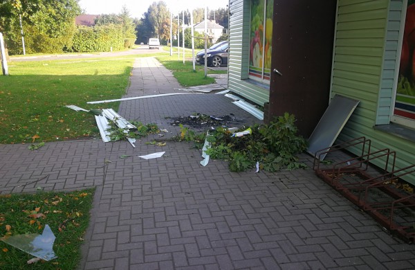 Suniokoti pastatai, sudegintas kandidato plakatas: vandalizmo aktas, ar piktas politinis žaidimas?