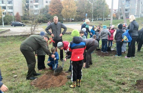 Prie Varnutės tvenkinio vaikai pasodino 20 ąžuoliukų