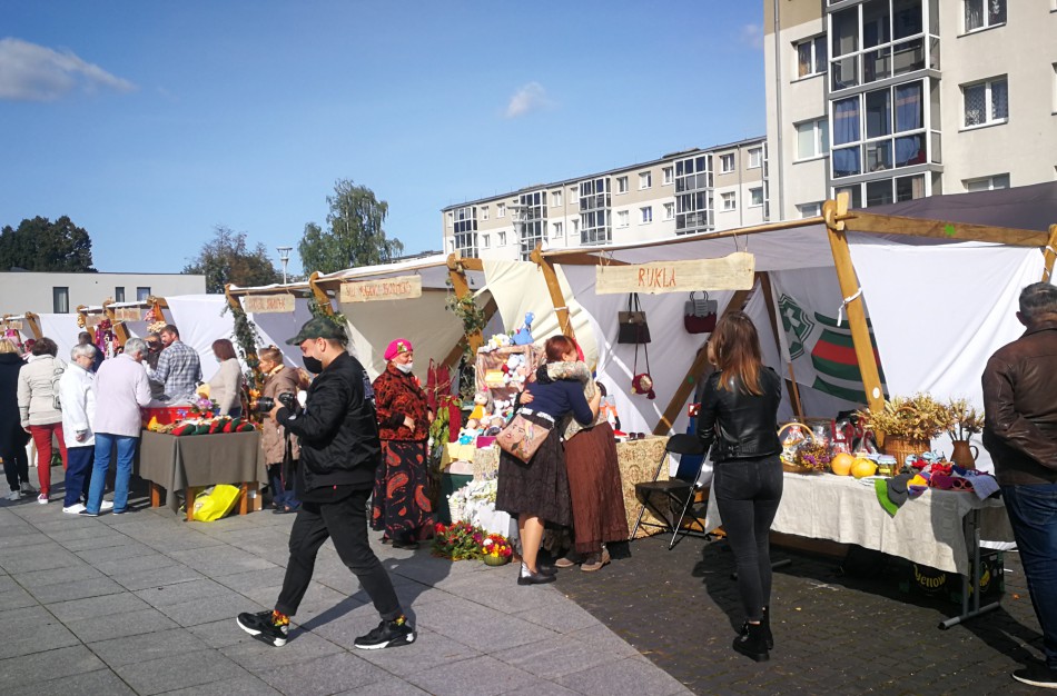 Sąjūdžio aikštėje karaliauja ruduo: prasidėjo kermošius „Po rudens dangum“
