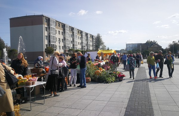 Sąjūdžio aikštėje karaliauja ruduo: prasidėjo kermošius „Po rudens dangum“