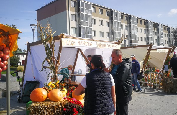 Sąjūdžio aikštėje karaliauja ruduo: prasidėjo kermošius „Po rudens dangum“