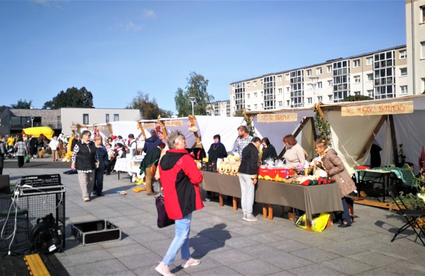 Sąjūdžio aikštėje karaliauja ruduo: prasidėjo kermošius „Po rudens dangum“
